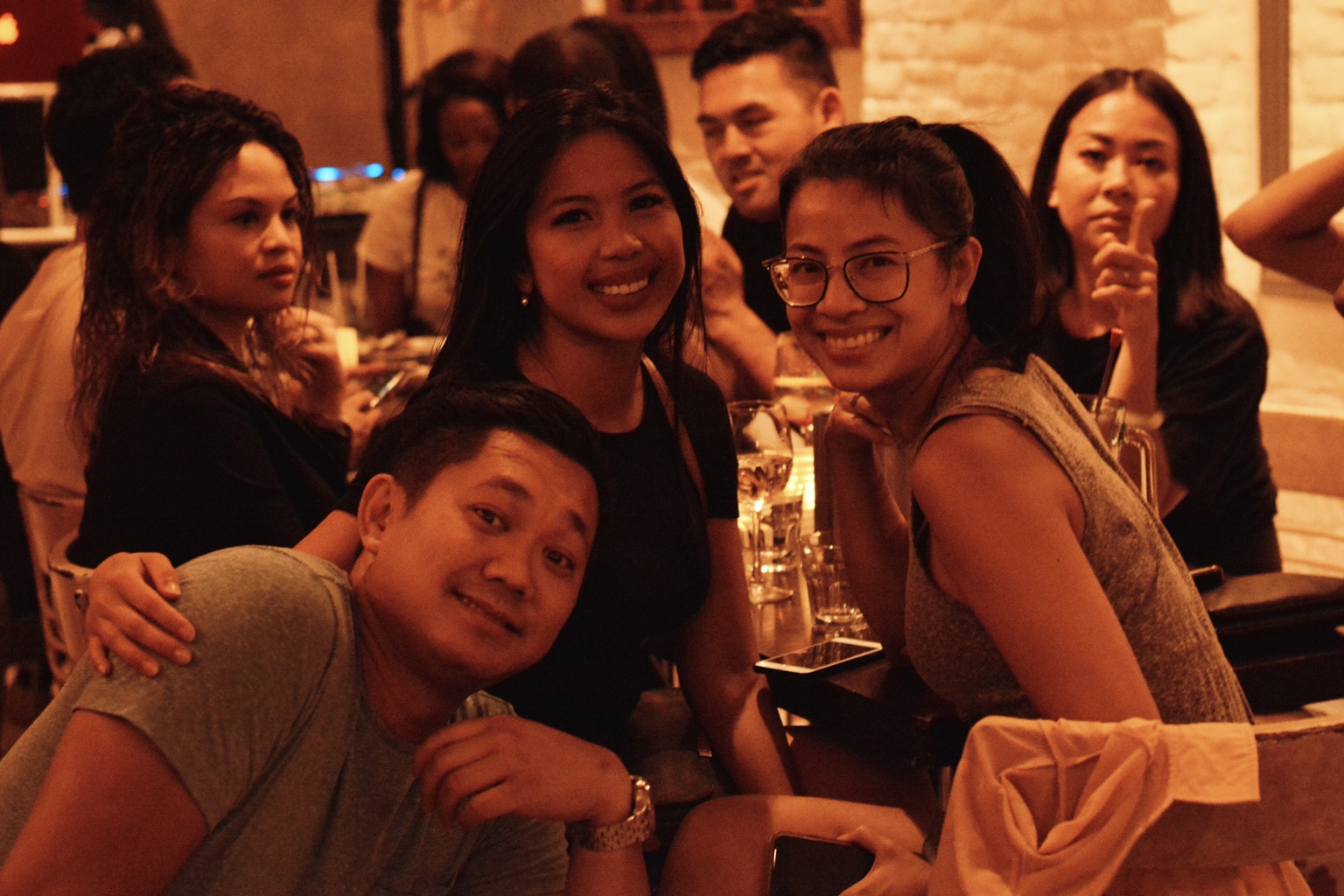 Des amis réunis autour d’une table à La Bêtise