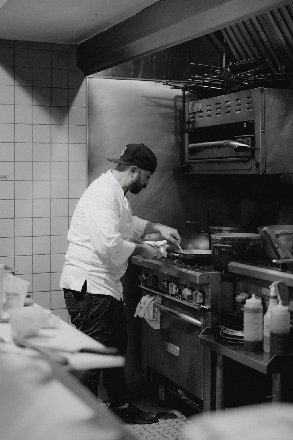 Un cuisinier au travail dans la cuisine
