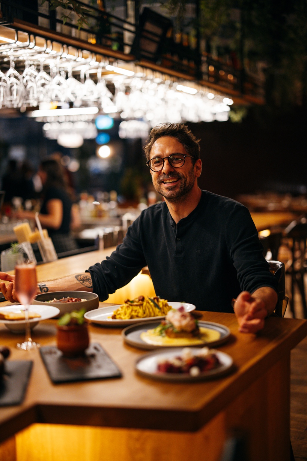 Un client partage un repas à La Bêtise